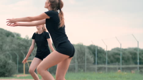 Sommerferien-Sport--Und-People-Konzept---Junge-Frau-Mit-Ball-Spielt-Volleyball-Am-Strand